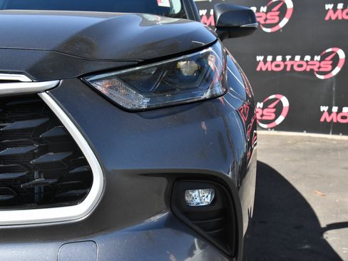 Used 2024 Toyota Highlander XLE FWD image 11