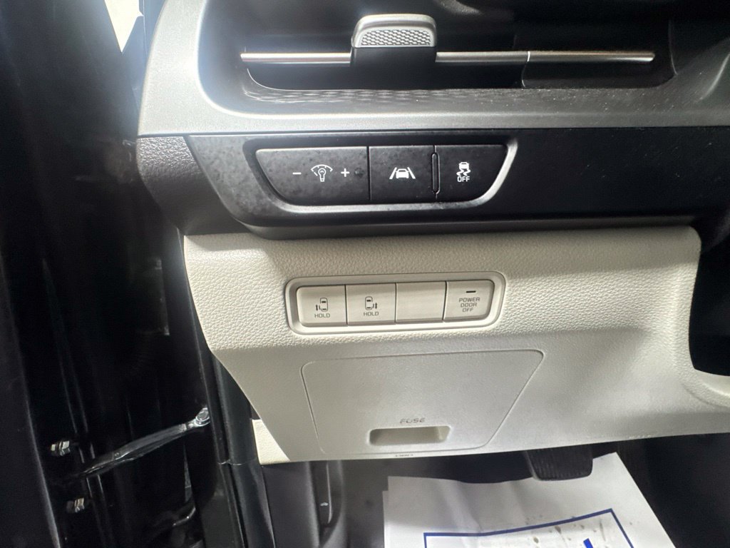 Used 2023 Kia Carnival LX FWD image 18