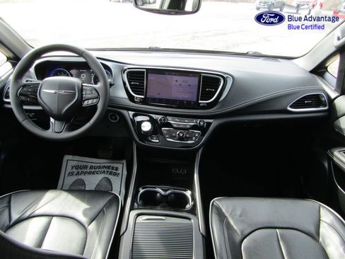 Used 2025 Chrysler Pacifica Limited FWD image 15