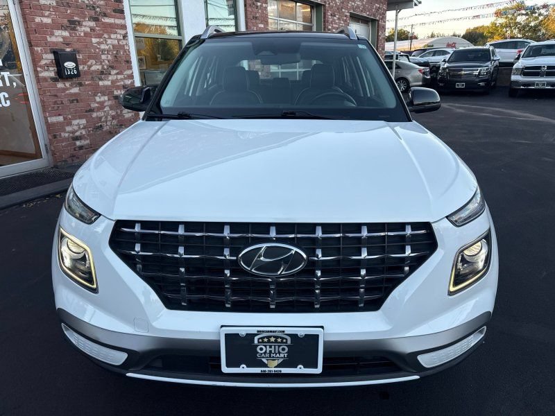 Used 2023 Hyundai Venue Limited FWD image 2
