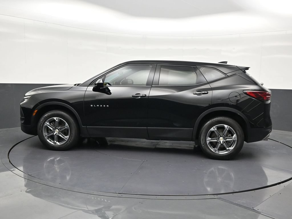 Used 2023 Chevrolet Blazer LT FWD image 2