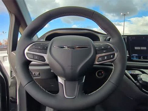 New 2026 Chrysler Pacifica Select image 25