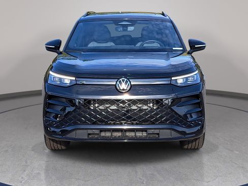 Used 2025 Volkswagen Tiguan SE R-Line AWD/4WD image 2