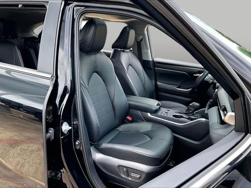 Used 2025 Toyota Highlander XLE FWD image 9