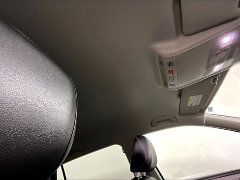 Used 2022 Volkswagen Tiguan SE image 13