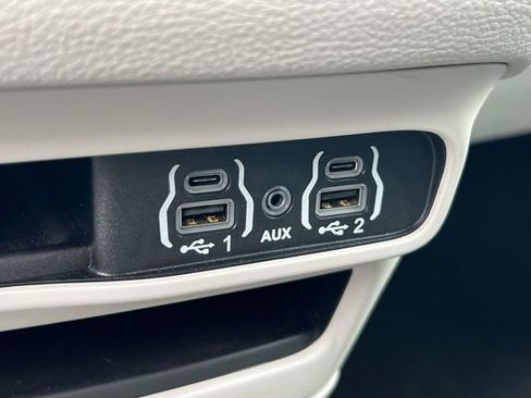 Certified 2023 Chrysler Pacifica Touring-L FWD image 30