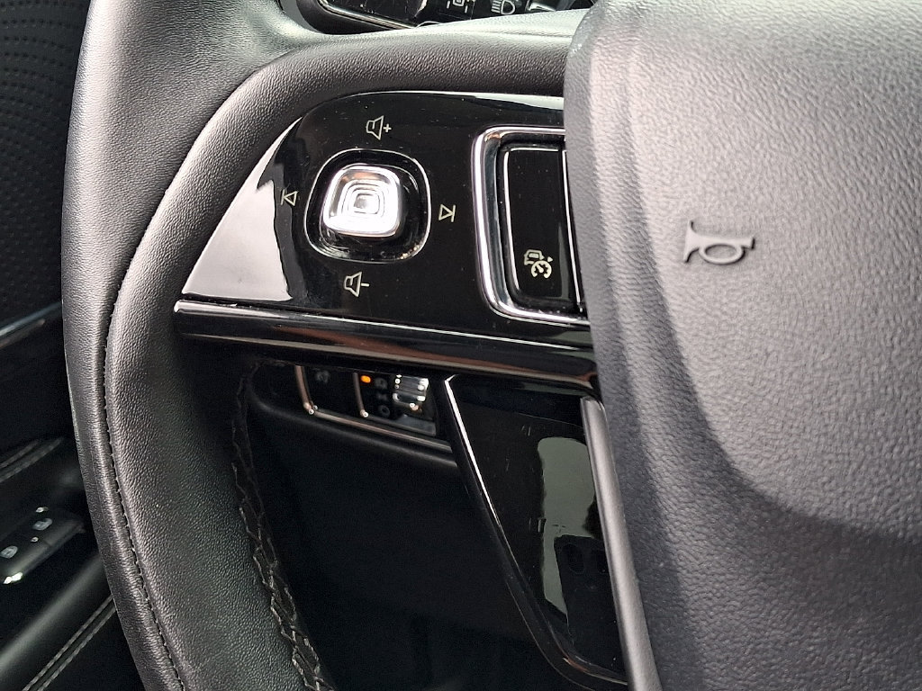 Used 2023 Lincoln Corsair AWD w/ Equipment Group 101A image 23