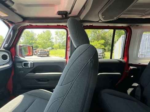 Used 2025 Jeep Wrangler Unlimited Sahara w/ Safety Group AWD/4WD image 12
