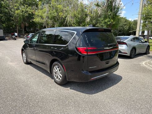 Used 2024 Chrysler Pacifica Touring-L FWD image 3