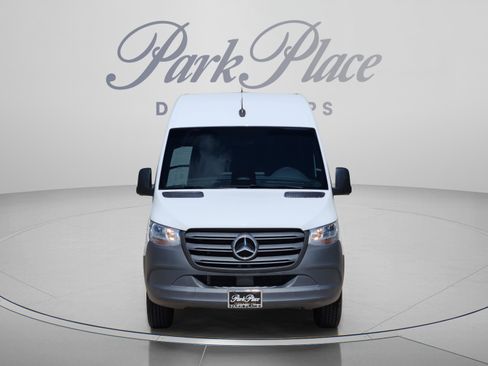 Used 2025 Mercedes-Benz Sprinter 2500 image 5
