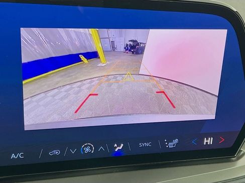 Used 2025 Chevrolet Traverse LT image 14