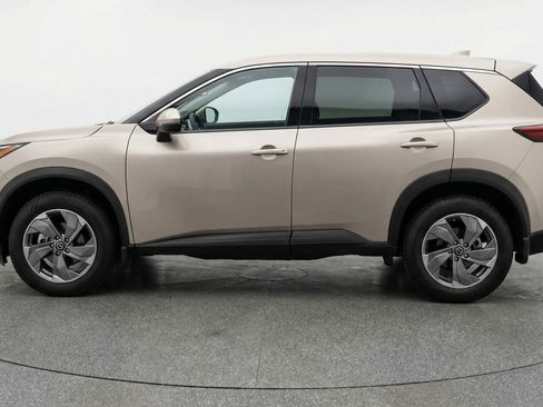 Used 2025 Nissan Rogue SV image 3