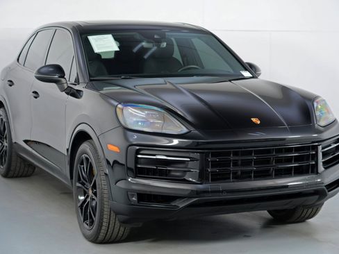 Used 2024 Porsche Cayenne w/ Sport Chrono Package image 54