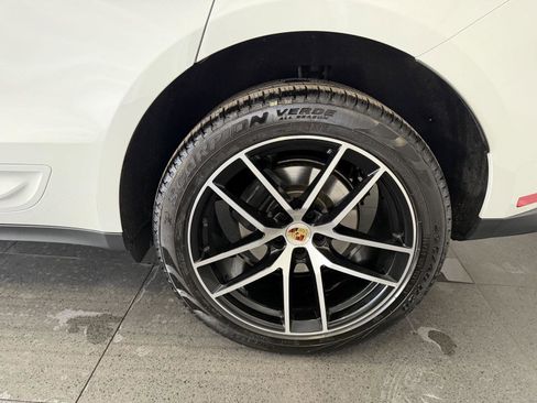 Used 2025 Porsche Macan image 11