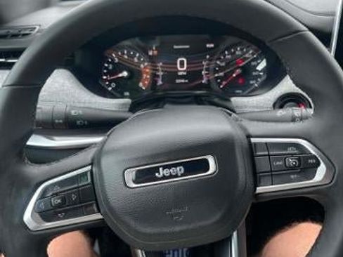Used 2025 Jeep Compass Latitude AWD/4WD image 8
