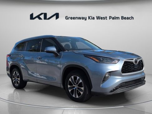 Used 2021 Toyota Highlander XLE image 1