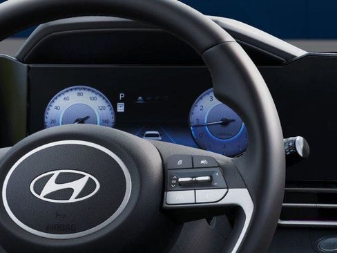 Used 2025 Hyundai Elantra SEL image 16