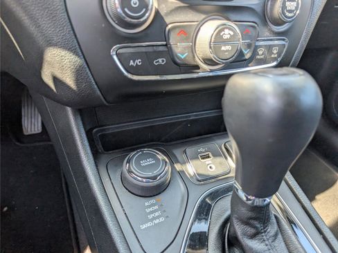 Used 2021 Jeep Cherokee Limited AWD/4WD image 23