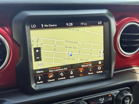 Used 2022 Jeep Wrangler Unlimited Rubicon w/ LED Lighting Group AWD/4WD image 18