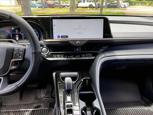 Used 2025 Toyota Crown Signia w/ Advanced Technology Package image 9