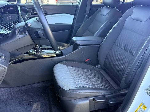 Used 2024 Chevrolet Trax LT w/ Driver Confidence Package FWD image 32