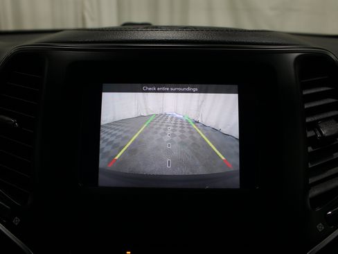 Used 2019 Jeep Cherokee Latitude Plus AWD/4WD image 13