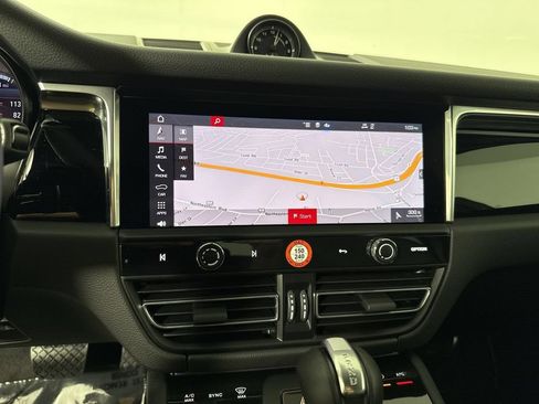 Certified 2025 Porsche Macan AWD/4WD image 27