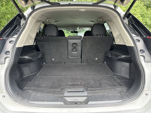 Used 2018 Nissan Rogue SV image 25