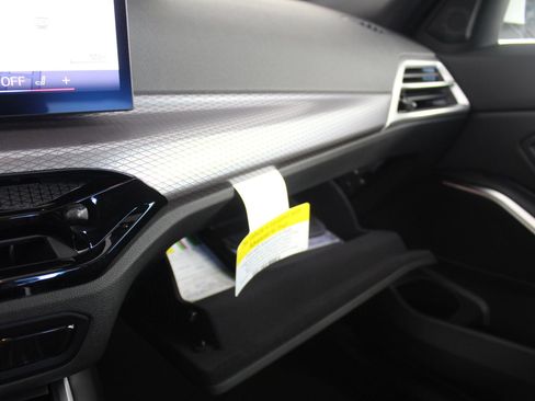 Used 2025 BMW 330i xDrive Sedan w/ Convenience Package image 34