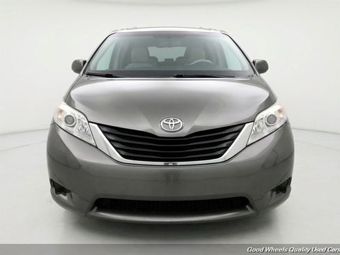 Used 2014 Toyota Sienna LE FWD image 2