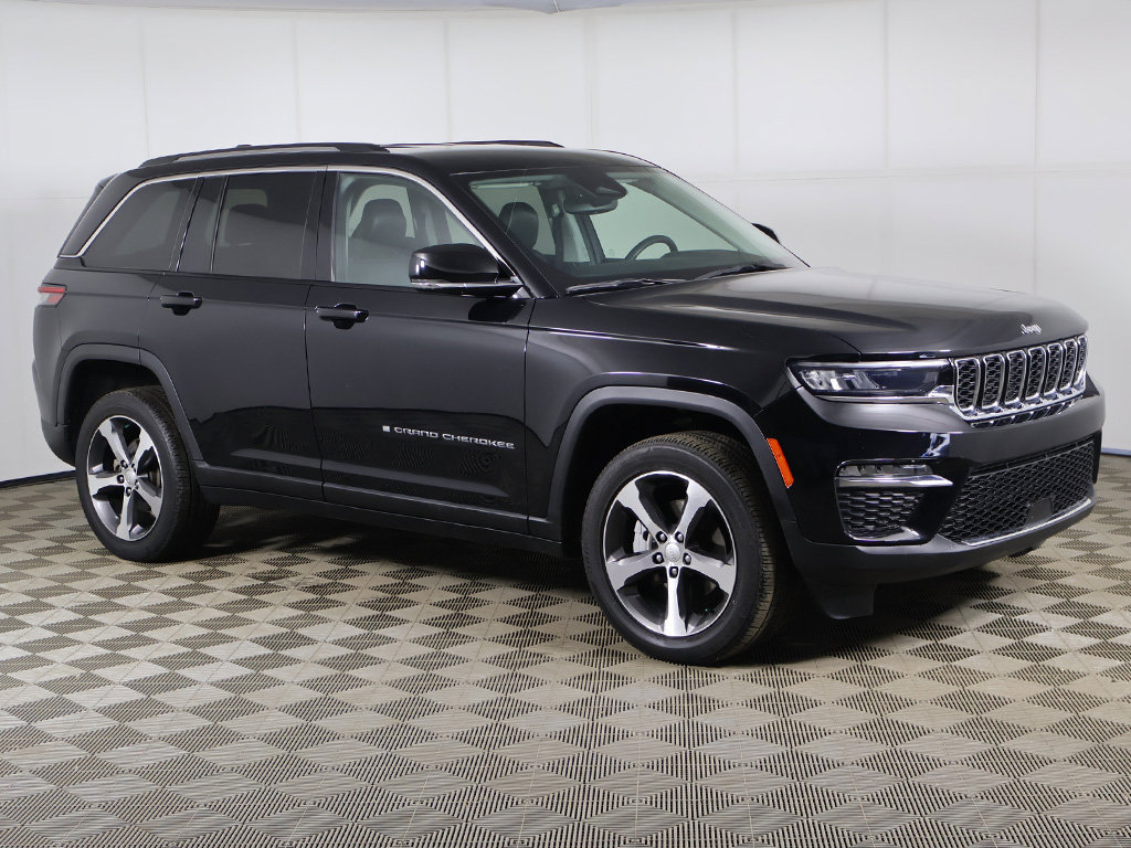 Used 2023 Jeep Grand Cherokee Limited AWD/4WD image 2
