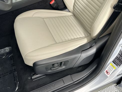Used 2025 Land Rover Discovery Sport S image 17