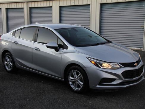 Used 2018 Chevrolet Cruze LT FWD image 4