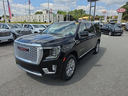 Used 2022 GMC Yukon XL Denali w/ Advanced Technology Package AWD/4WD image 3