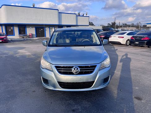 Used 2009 Volkswagen Routan SEL image 2