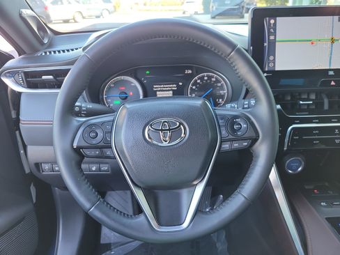 Used 2021 Toyota Venza XLE image 32