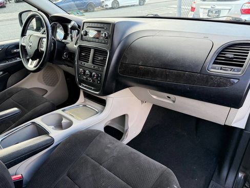 Used 2013 Dodge Grand Caravan SXT w/ UConnect Hands-Free Group FWD image 16