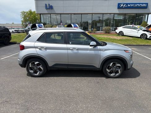 Used 2025 Hyundai Venue SEL FWD image 2