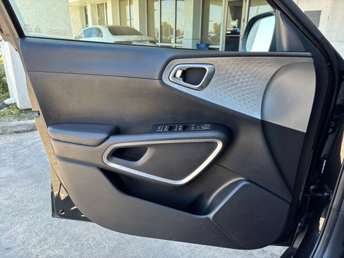 Used 2025 Kia Soul LX w/ LX Technology Package FWD image 15