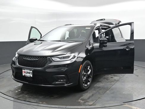 New 2026 Chrysler Pacifica Select image 46
