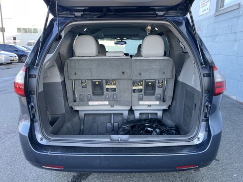 Used 2016 Toyota Sienna XLE image 38