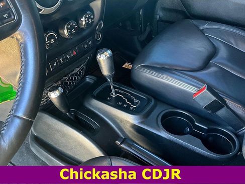 Used 2017 Jeep Wrangler Unlimited Rubicon w/ Connectivity Group image 17