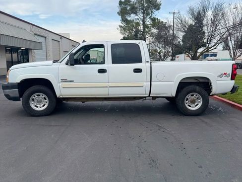 Used 2006 Chevrolet Silverado 2500 LT w/ Heavy-Duty Power Package image 4