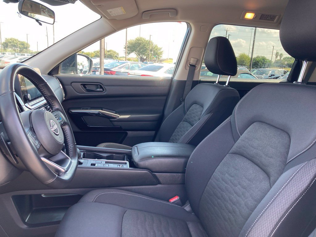Used 2025 Nissan Pathfinder SV FWD image 10