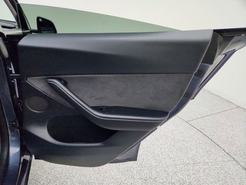 Used 2022 Tesla Model Y Long Range image 24