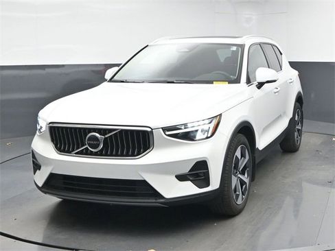 Used 2023 Volvo XC40 B4 Plus w/ Protection Package Premier image 3