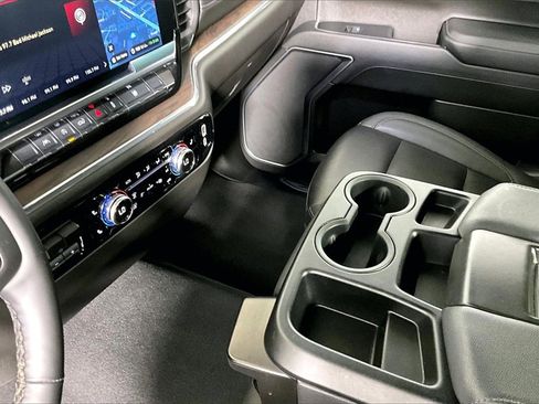 Used 2025 GMC Sierra 1500 SLT image 13