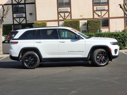 Used 2024 Jeep Grand Cherokee Altitude AWD/4WD image 4