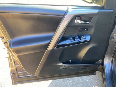 Used 2018 Toyota RAV4 Limited image 13