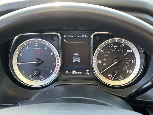 Used 2019 Nissan Titan SV w/ SV Convenience Package image 17